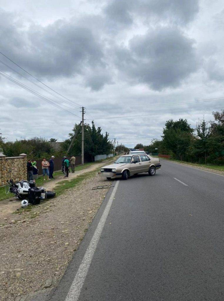 На Прикарпатті зіткнулися автівка і мотоцикл: водій двоколісного у лікарні