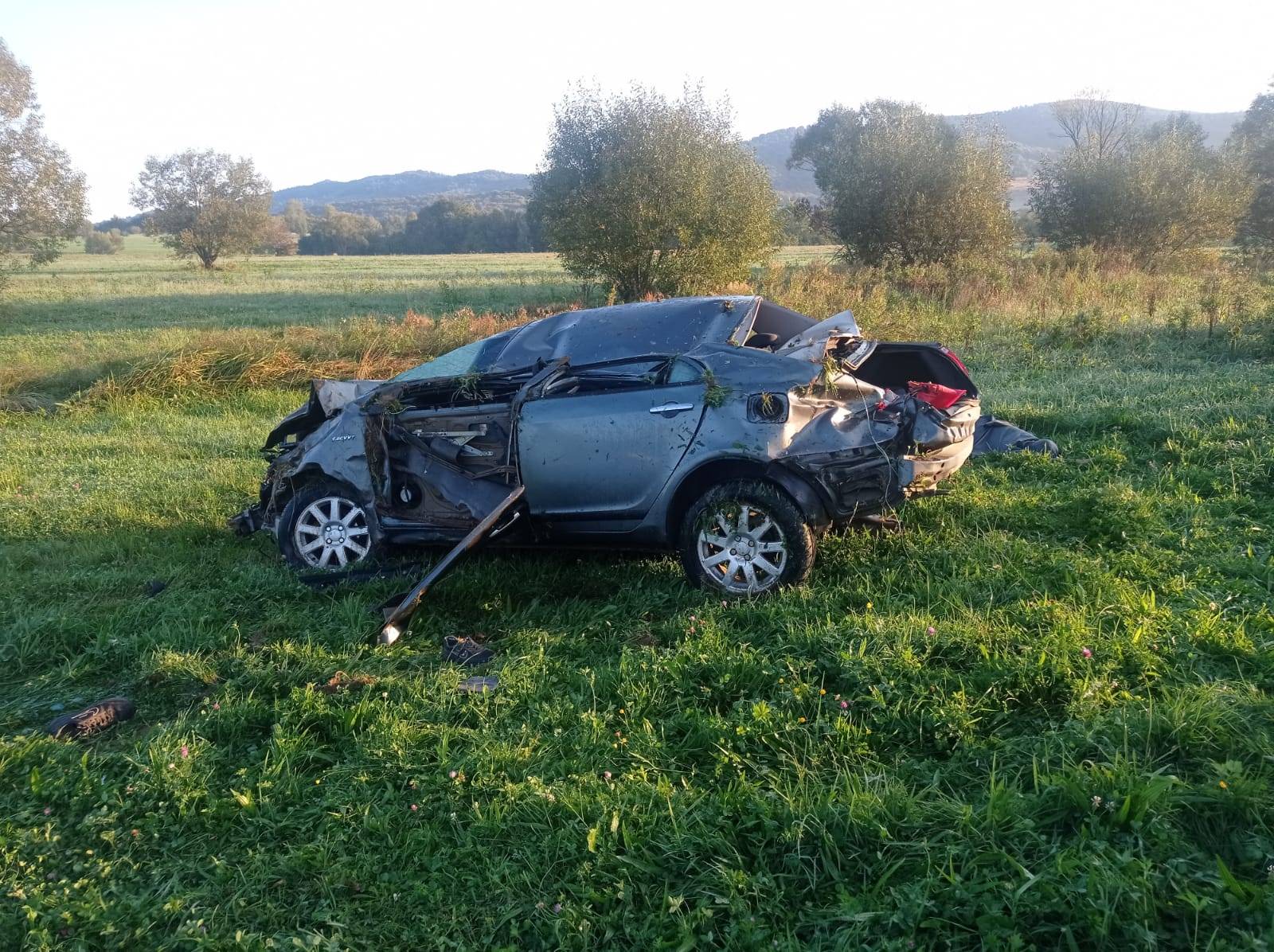 Авто злетіло з дороги та перекинулось: на Косівщині в ДТП загинув 20-літній водій