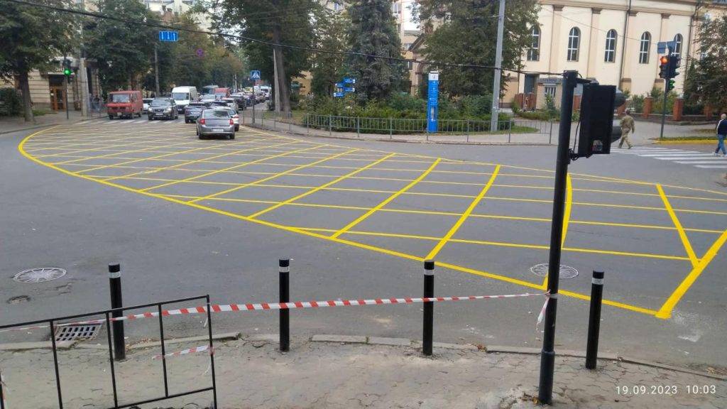 У Франківську на одному із перехресть з'явилася нова жовта розмітка: що вона означає
