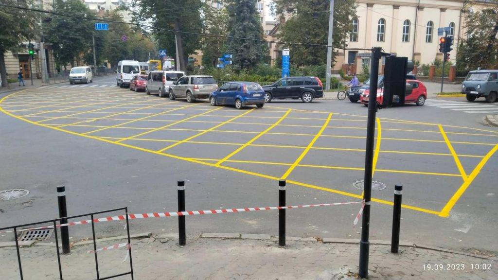 У Франківську на одному із перехресть з'явилася нова жовта розмітка: що вона означає