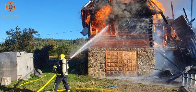 У Надвірнянському районі згорів житловий будинок