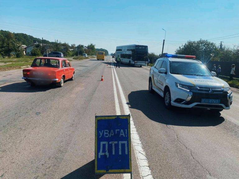 На Коломийщині пасажирський автобус наїхав на велосипедиста. ФОТО