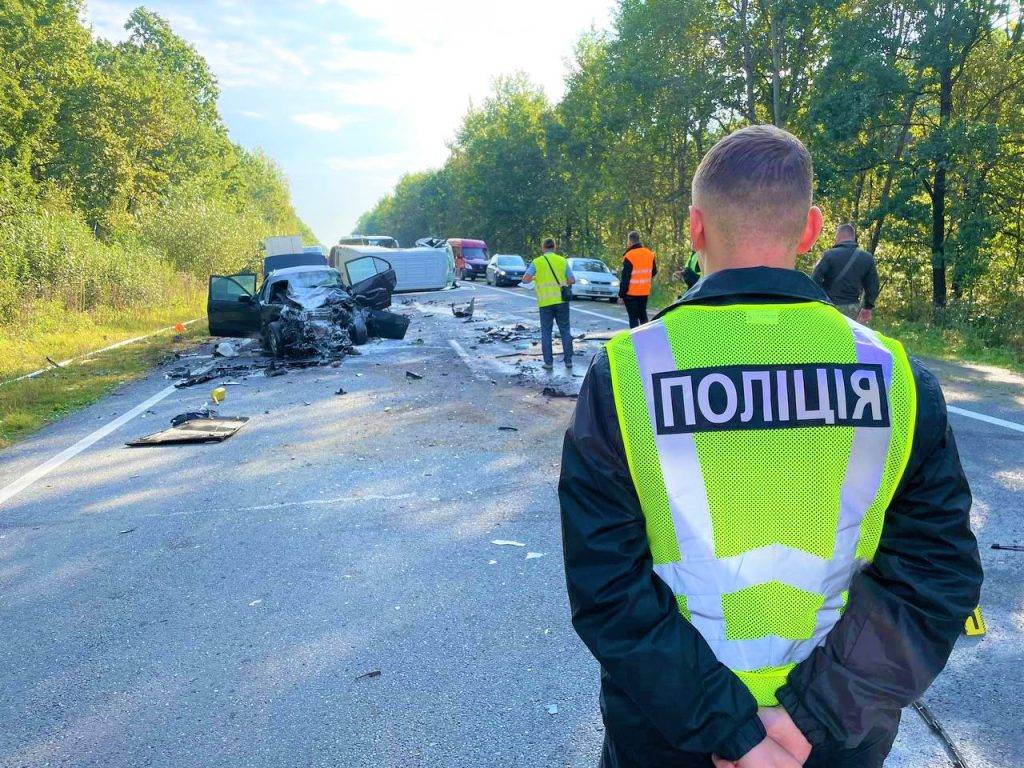 Є загиблі: в поліції розповіли деталі ранкової ДТП на Прикарпатті. ФОТО