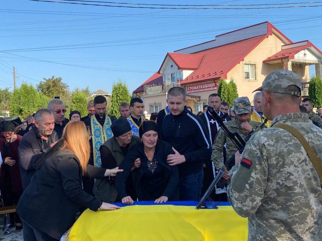 Мешканці Городенківської громади на колінах зустріли загиблого воїна Івана Бундзяка