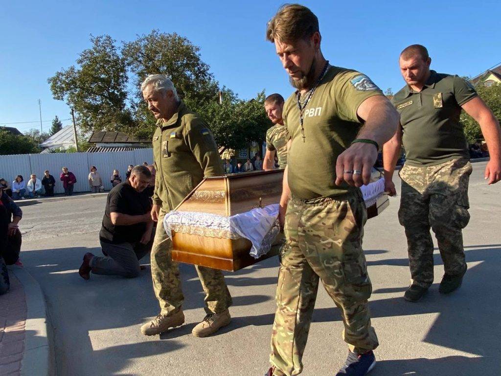 Мешканці Городенківської громади на колінах зустріли загиблого воїна Івана Бундзяка