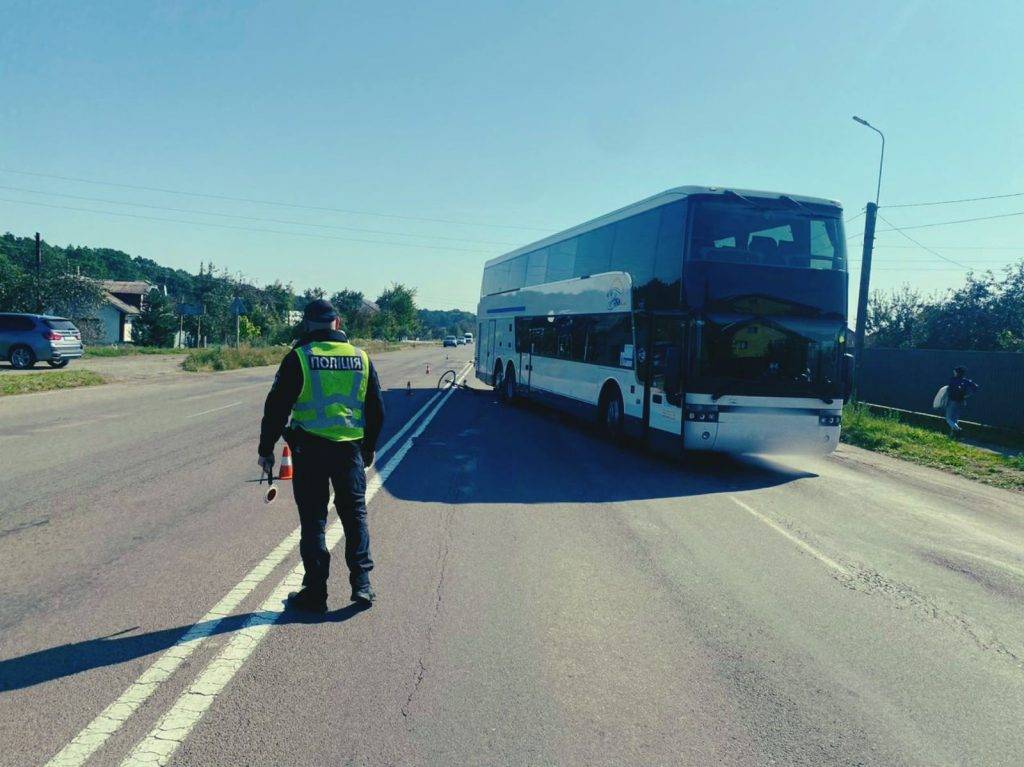 На Коломийщині пасажирський автобус наїхав на велосипедиста. ФОТО