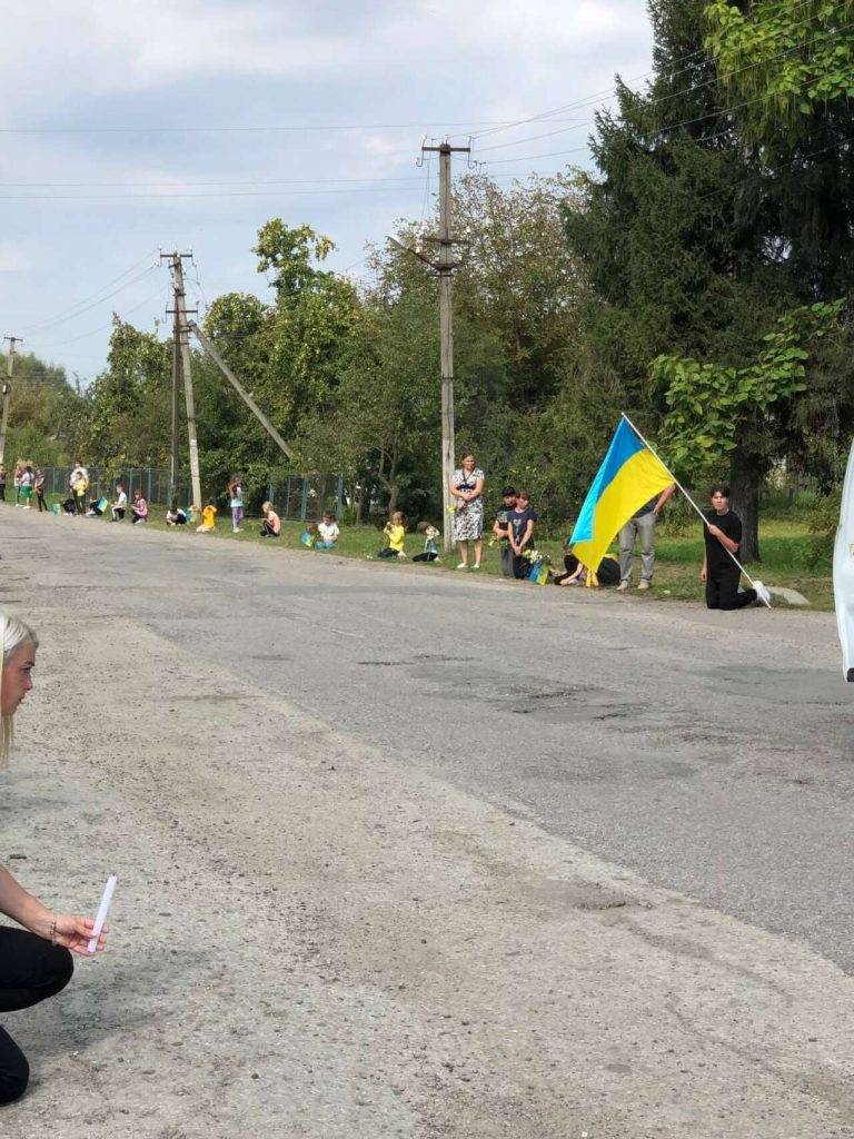 Коломийщина на колінах зустріла тіло полеглого героя Михайла Шовкового - нині відбудеться чин похорону