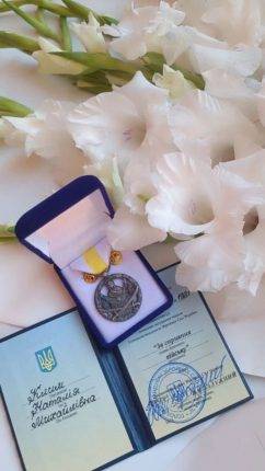 Прикарпатська волонтерка отримала почесну нагороду від Головнокомандувача Збройних Сил України Валерія Залужного