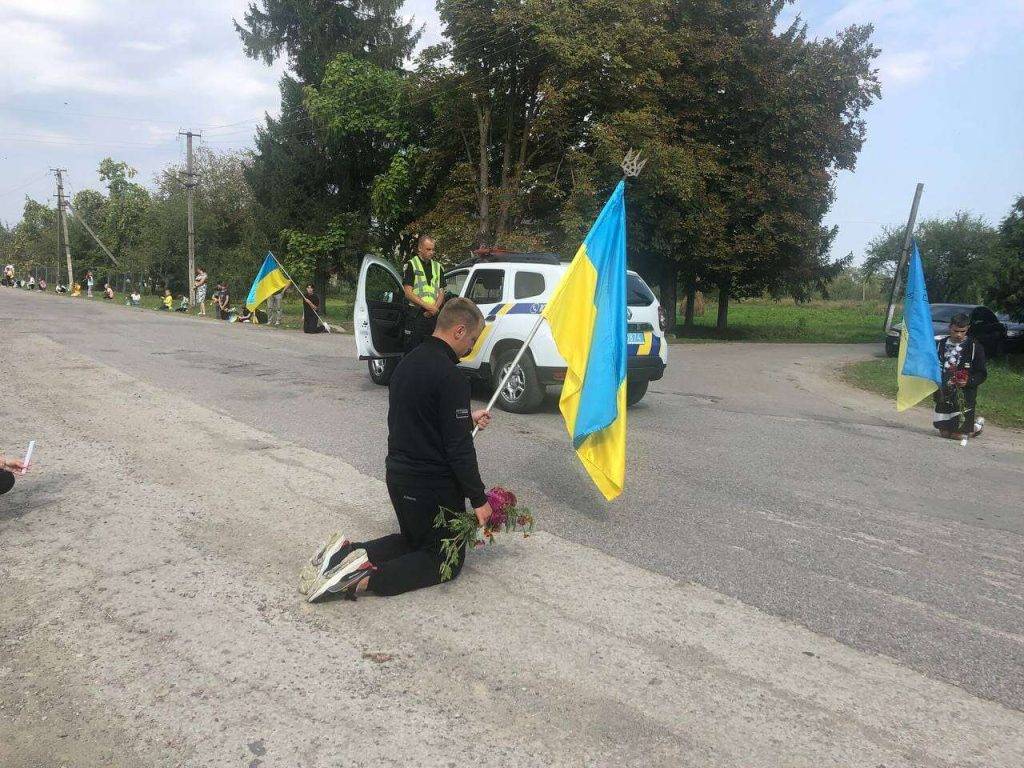 Коломийщина на колінах зустріла тіло полеглого героя Михайла Шовкового - нині відбудеться чин похорону