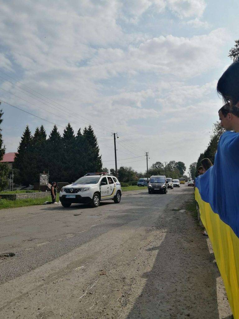 Коломийщина на колінах зустріла тіло полеглого героя Михайла Шовкового - нині відбудеться чин похорону