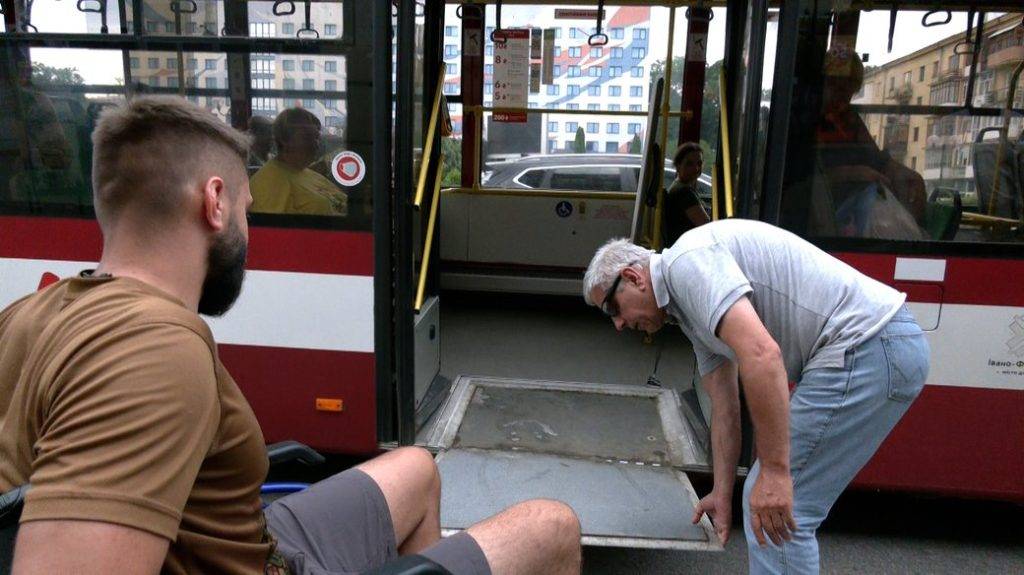 У Франківську 70% автобусів і тролейбусів доступні для маломобільних людей