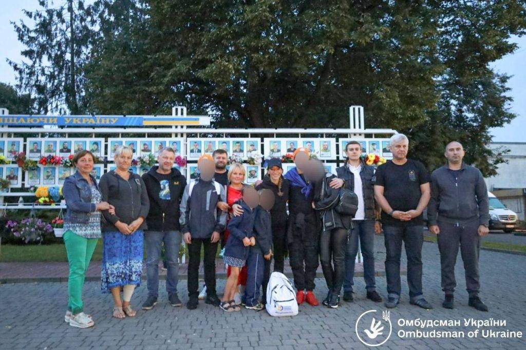 Україна повернула додому 9 депортованих до рф дітей