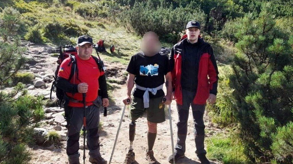 Прикарпатські рятувальники допомогли ветерану, який у горах пошкодив протез. ФОТО