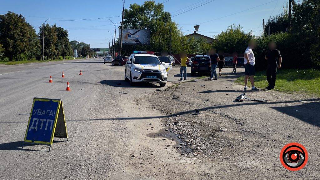 У Коломиї зіштовхнулися автомобіль і мотоцикл: Є постраждалі ФОТО
