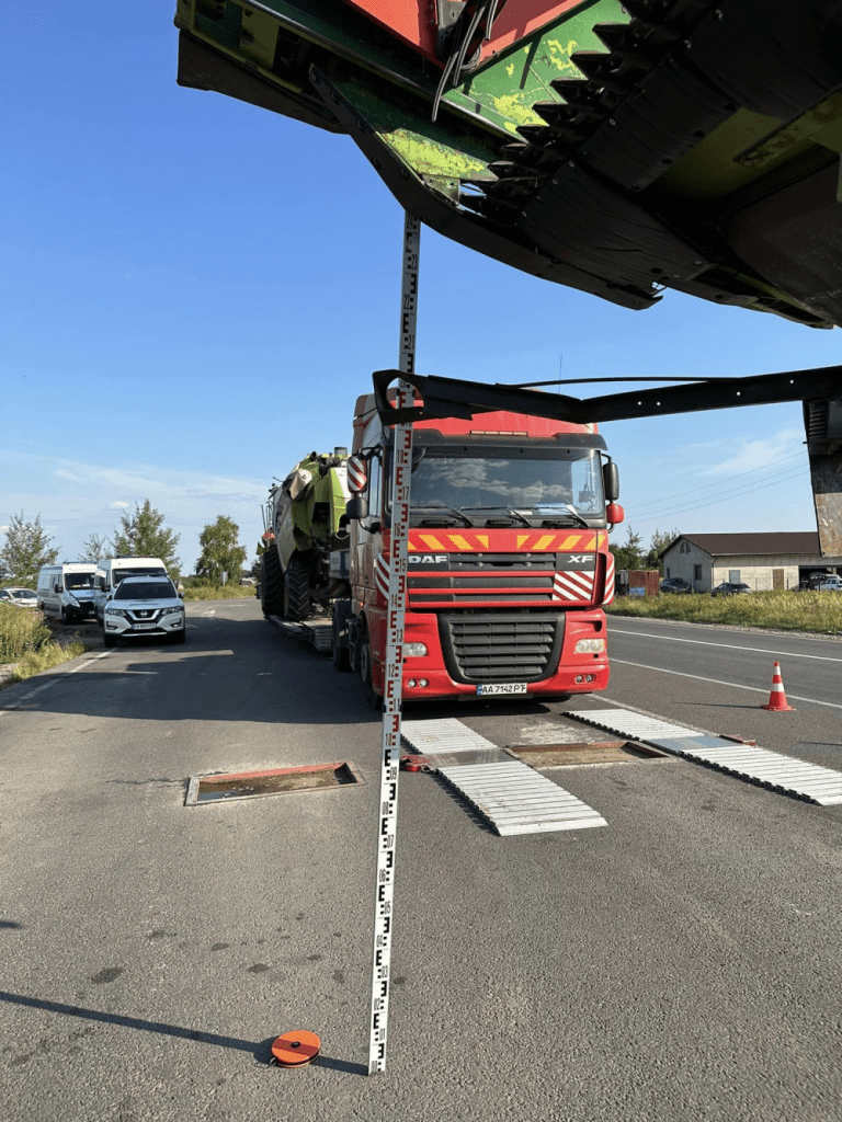На Франківщині поліція оштрафувала трьох водіїв за перевищення габаритів транспорту