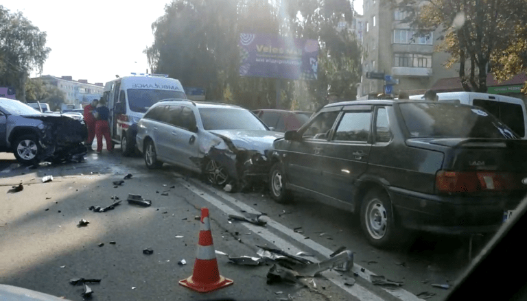 У Франківську внаслідок масштабної автотрощі постраждали троє людей