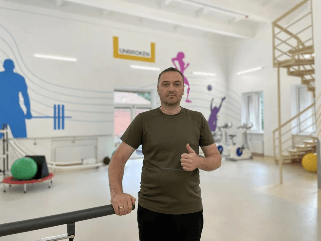 Львівські медики лікують бійця, у тілі якого застрягло 40 уламків ворожої міни