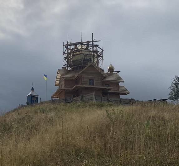 У пам’ять про полеглого воїна: На Косівщині побудували каплицю на висоті понад 900 метрів