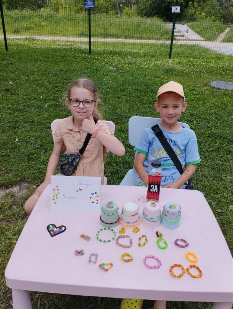 Восьмирічна дівчинка з Угорників виготовляє і продає браслети, аби допомогти ЗСУ