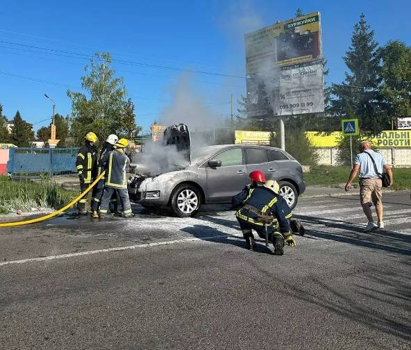 У Надвірні горів автомобіль. ФОТО