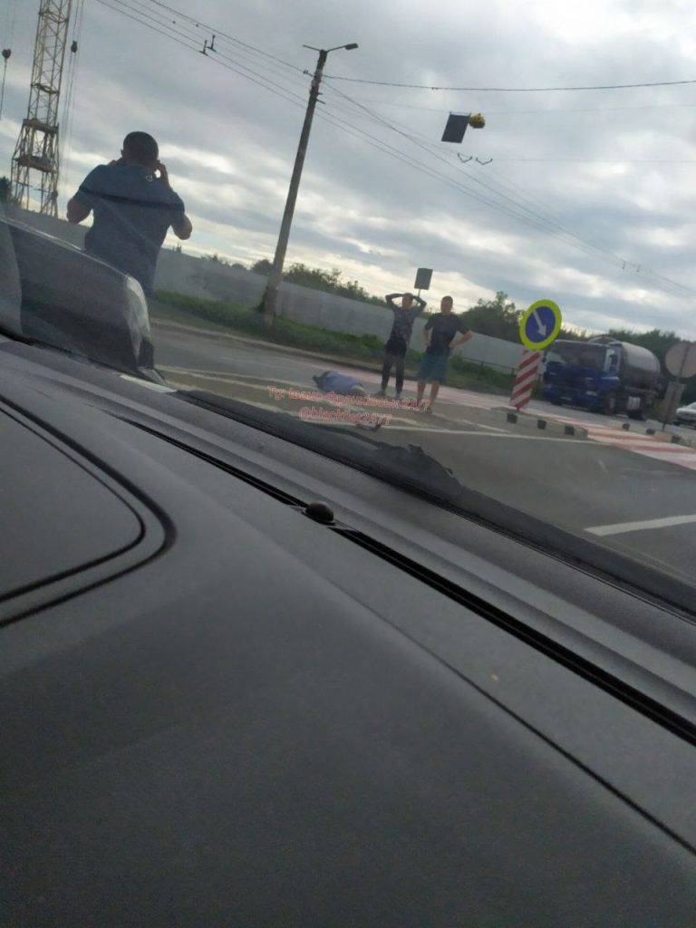 У Франківську на вулиці Івасюка автомобіль збив людину