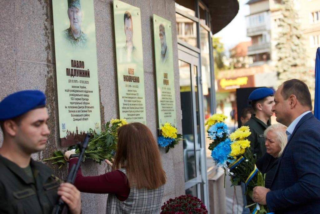 У Франківську відкрили анотаційну дошку загиблому захиснику Павлу Підлужному. ФОТО