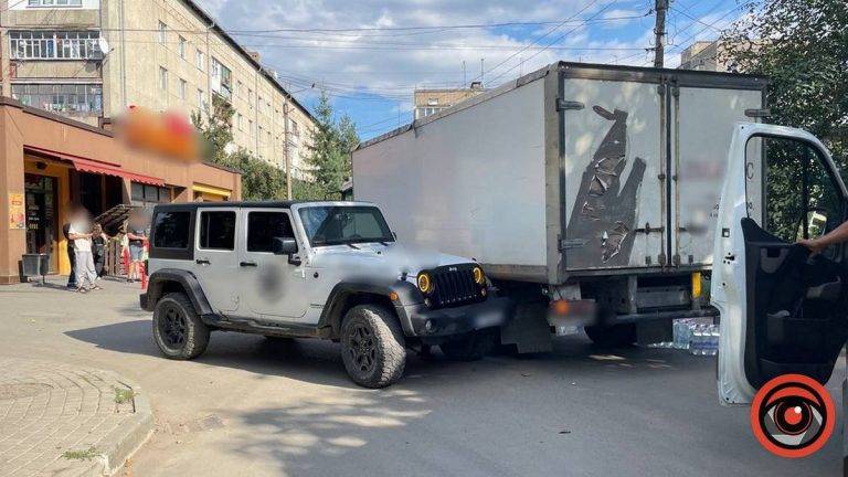 У Коломиї зіштовхнулись вантажівка та позашляховик