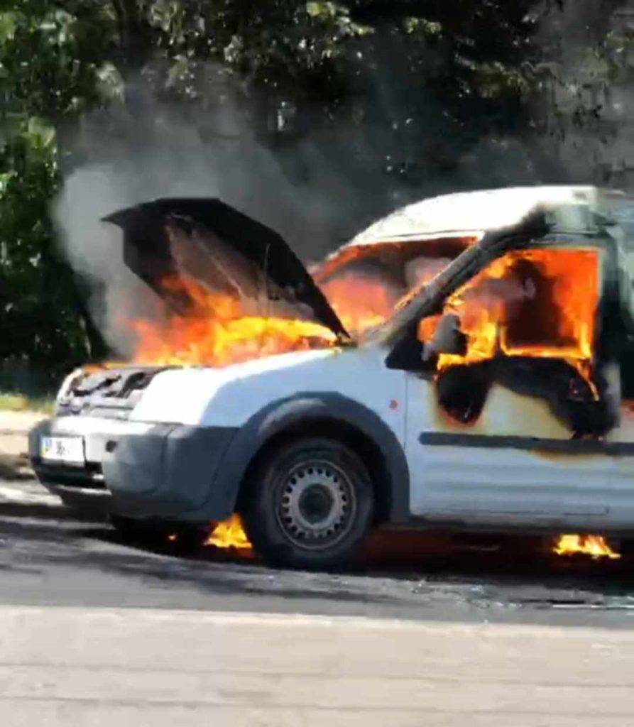 У Франківську на Пасічній посеред дороги згорів автомобіль