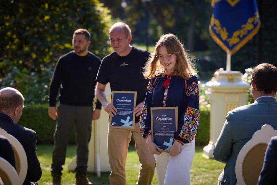 За високі досягнення Зеленський нагородив франківську школярку та її вчителя