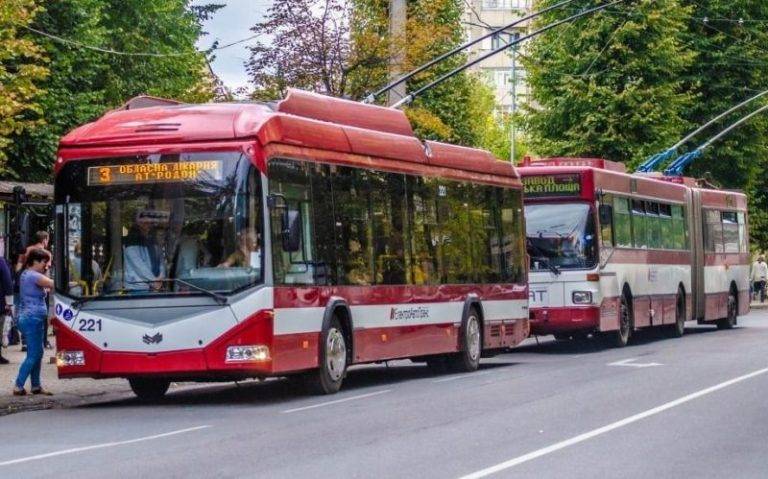 У Франківську комунальний транспорт курсує зі значними затримками через затори