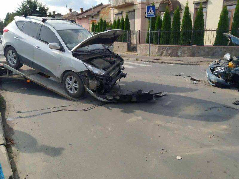 ДТП в Калуші: не розминулись дві автівки. ФОТО