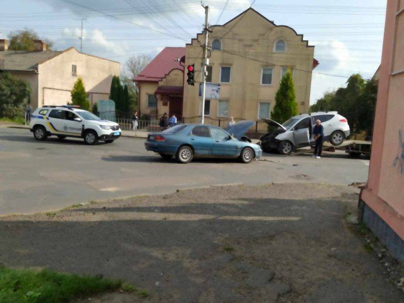 ДТП в Калуші: не розминулись дві автівки. ФОТО