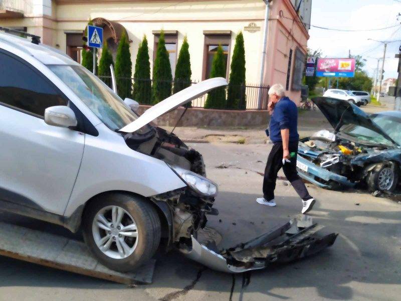 ДТП в Калуші: не розминулись дві автівки. ФОТО