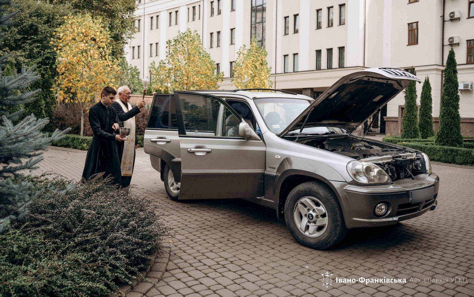 Митрополит Володимир освятив черговий автомобіль для потреб ЗСУ