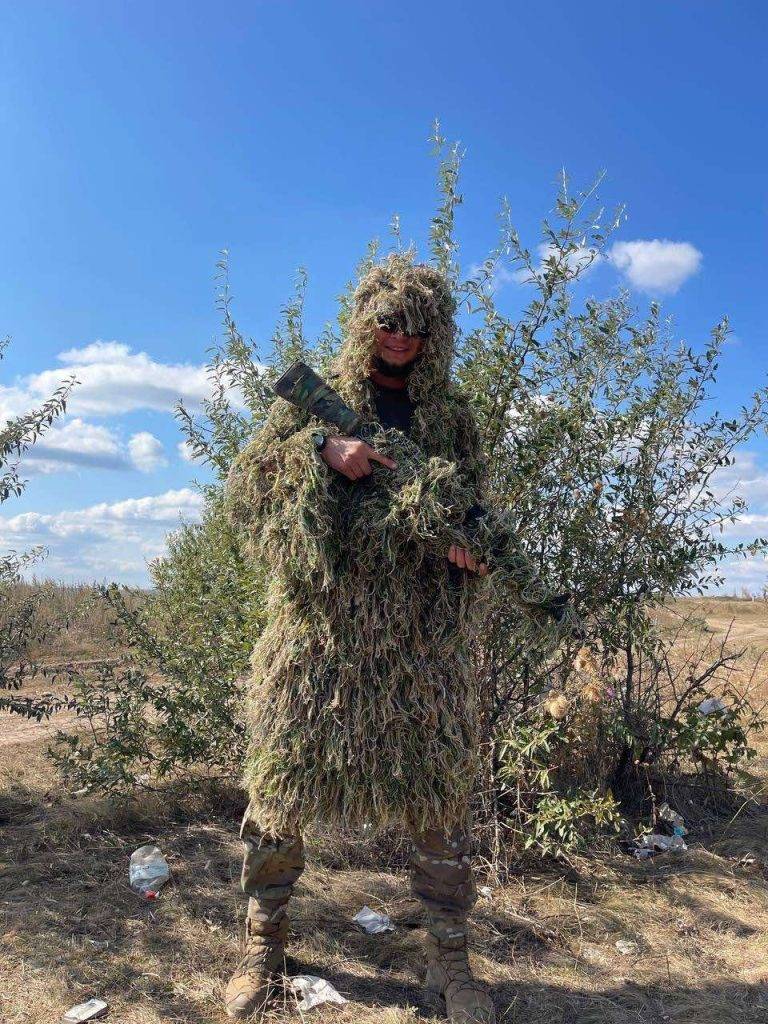 Як переселенці у Івано-Франківську виготовляють маскувальні костюми-"чугайстри" для наших захисників