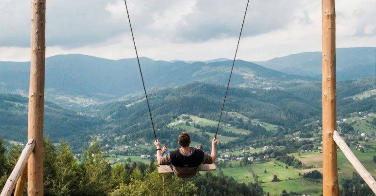 Не лише в Карпатах: де в Україні шукати велетенські гойдалки