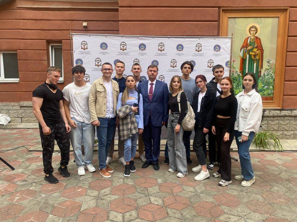 Студенти ІФНМУ на благодійному ярмарку зібрали понад 65 тисяч гривень на ЗСУ