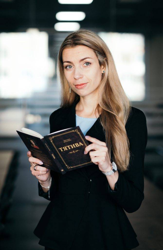 Письменниця і викладачка з Івано-Франківська видала другу збірку поезій «Тятива»