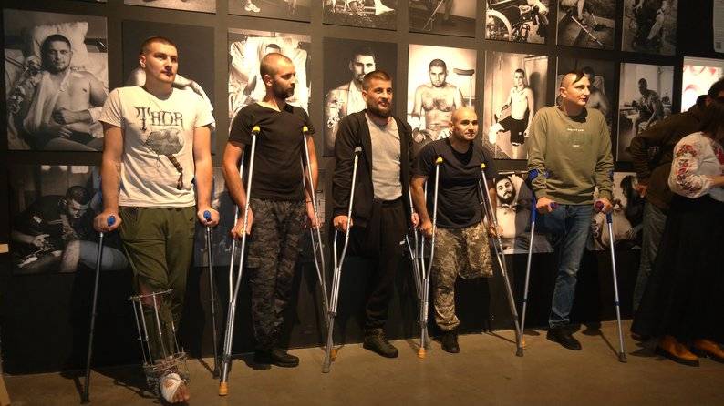 "Сталеві духом": у Франківську представили благодійну фотовиставку про поранених військових