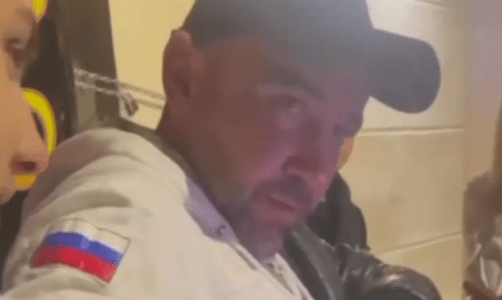 Вважав французьким: чоловік розгулював вулицями Івано-Франківська з прапором РФ