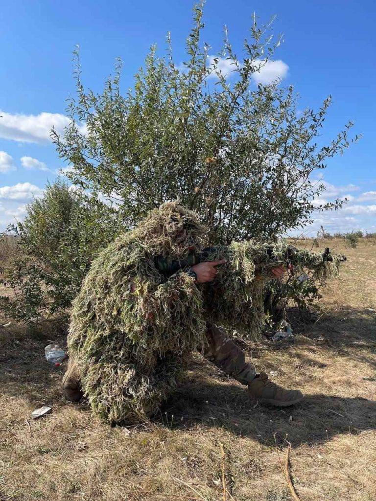 Як переселенці у Івано-Франківську виготовляють маскувальні костюми-"чугайстри" для наших захисників