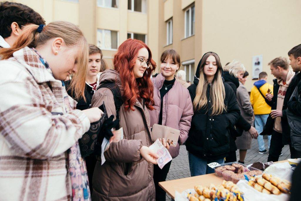 Першокурсники Івано-Франківська провели благодійний ярмарок на підтримку ЗСУ