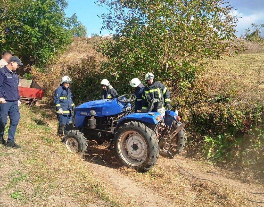 На Прикарпатті чоловік загинув під мінітрактором. ФОТО