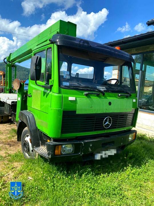 На Прикарпатті передали військовим автовишку, що була завезена як гумдопомога