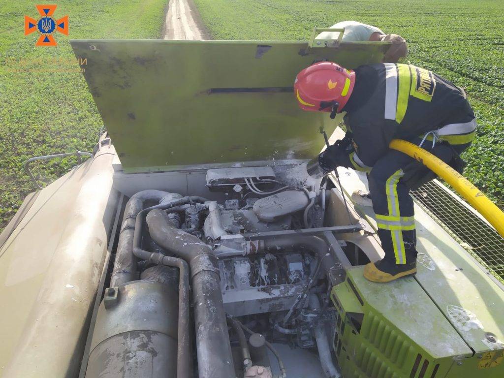 У Івано-Франківській області посеред поля спалахнув комбайн