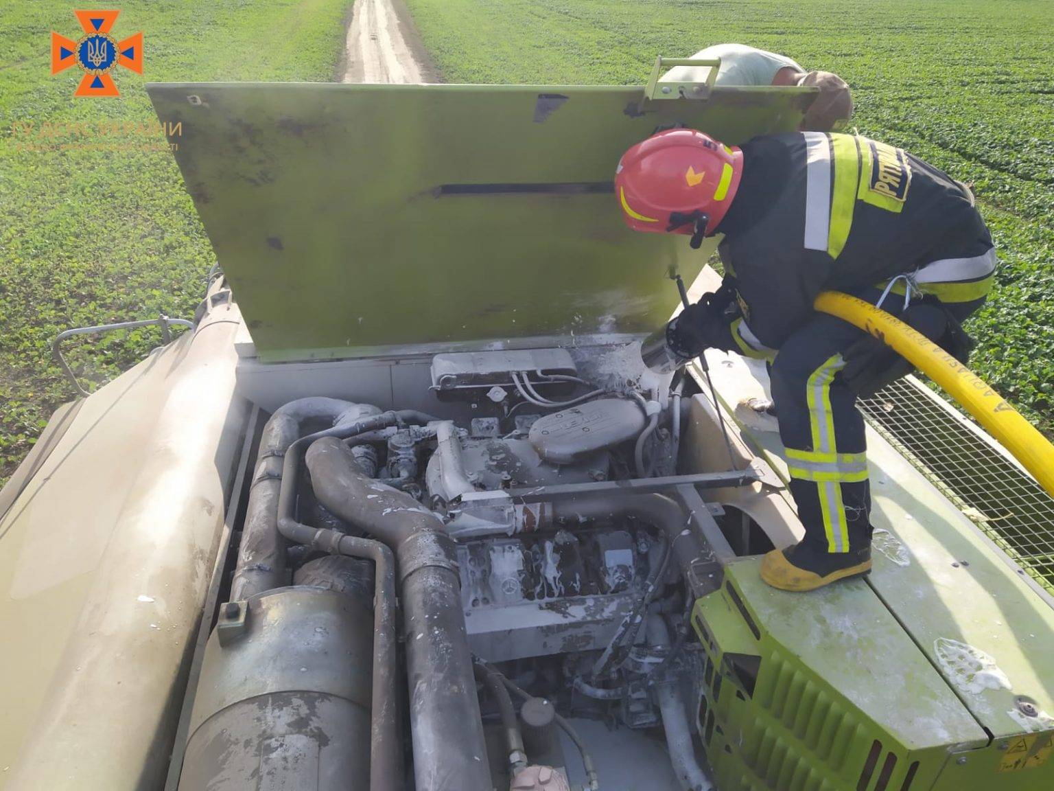 У Івано-Франківській області посеред поля спалахнув комбайн