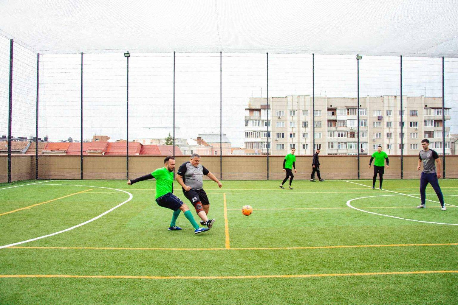 У Івано-Франківську на даху провели перший благодійний турнір з футболу,університет короля данила