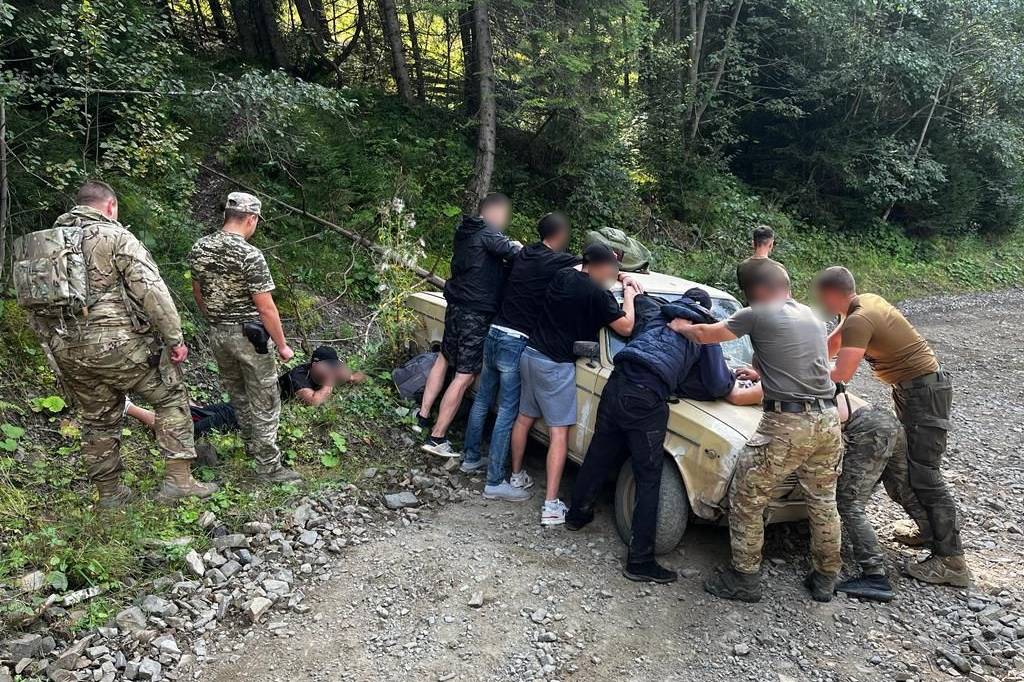 Прикордонники затримали п'ятьох чоловіків за спробу незаконно потрапити до Румунії