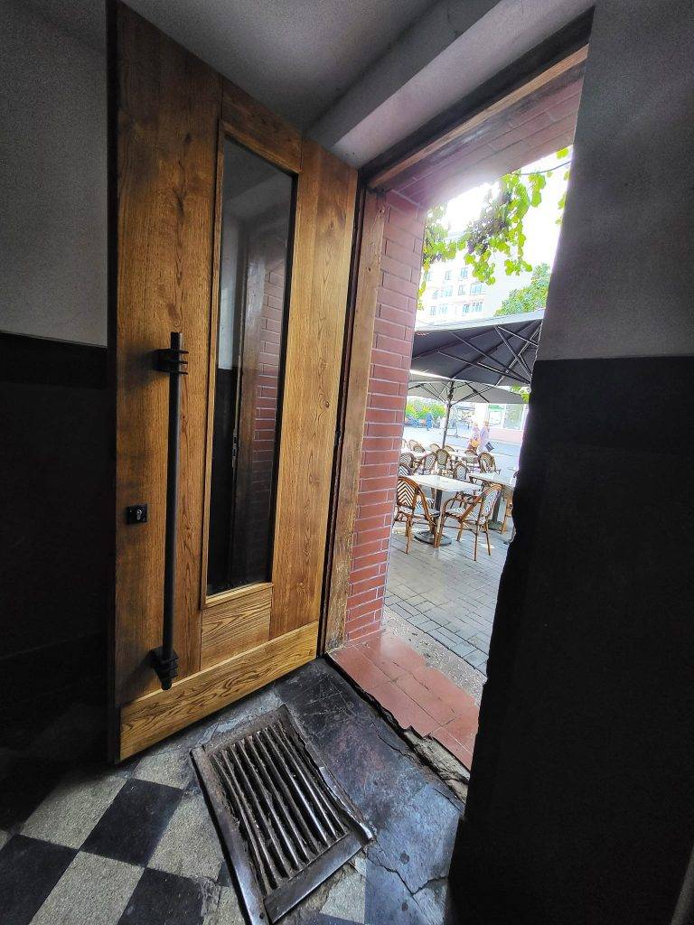 На Франківській стометрівці, в одному із будинків, встановили ще одні автентичні двері