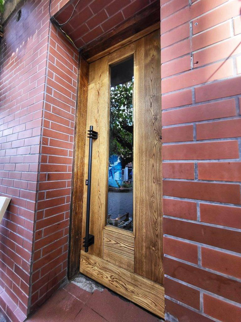 На Франківській стометрівці, в одному із будинків, встановили ще одні автентичні двері